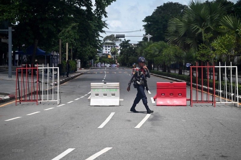 Lực lượng an ninh gác trên đường phố tại Yangon, Myanmar. (Ảnh: AFP/TTXVN)