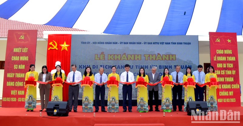 Các đồng chí lãnh đạo, nguyên lãnh đạo tỉnh Bình Thuận cắt băng khánh thành Khu Di tích căn cứ Tỉnh ủy Bình Thuận trong kháng chiến chống Mỹ.