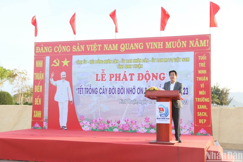 Phó Chủ tịch Ủy ban nhân dân tỉnh Ninh Thuận Nguyễn Long Biên phát biểu kêu gọi cán bộ, nhân dân trong tỉnh tích cực hưởng ứng Lễ phát động.