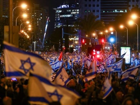 Người dân biểu tình ở Tel Aviv. (Ảnh: Reuters)