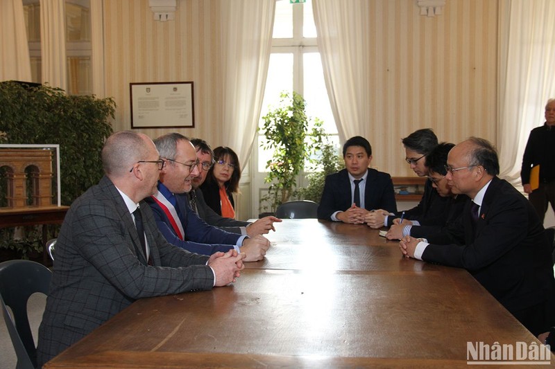 Đại sứ Đinh Toàn Thắng và Thị trưởng Bruno Drapron trao đổi về tiềm năng hợp tác giữa thành phố Saintes và Việt Nam.