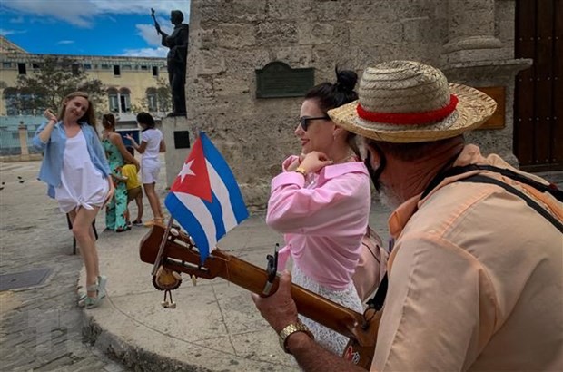 Khách du lịch tham quan khu phố cổ ở Thủ đô La Habana, Cuba. (Ảnh: AFP/TTXVN)