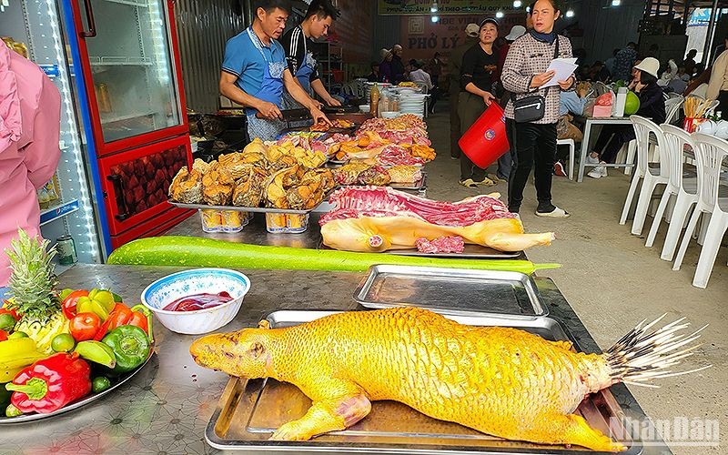 Thịt động vật đủ loại vẫn được bày bán khắp nơi tại chùa Hương, dù được các chủ quán giải thích là thú nuôi nhưng lại kèm lời “rỉ tai” sẵn sàng phục vụ “thịt rừng chuẩn”.
