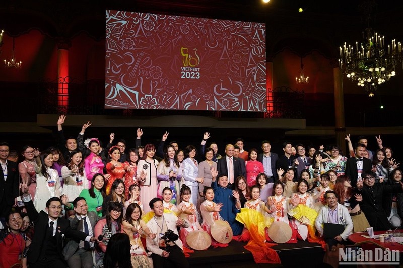Chương trình nghệ thuật Vietfest 2023 trở thành điểm đến ấn tượng của khán giả Việt xa quê nhân dịp Năm mới.