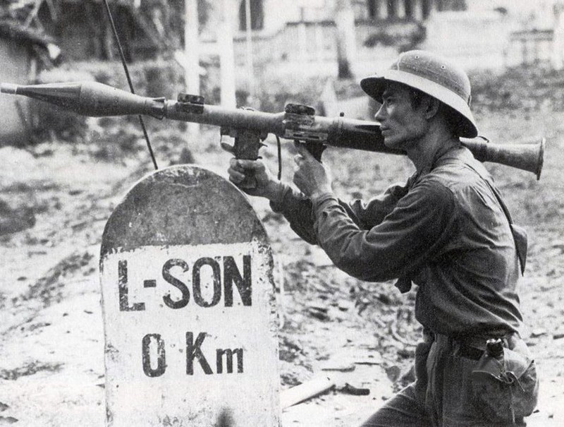 Hình ảnh người chiến sĩ cầm súng B41 hướng về phía quân xâm lược, bên cạnh là cột mốc số 0 Lạng Sơn, rạng sáng 17/2/1979 mang tính biểu tượng về cuộc chiến đấu bảo vệ biên giới phía bắc năm 1979. (Ảnh: Tư liệu/TTXVN phát) 