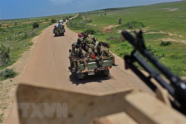 Binh sĩ Somalia tuần tra tại khu vực Sanguuni, cách thủ đô Mogadishu 450km về phía nam. (Ảnh: AFP/TTXVN)
