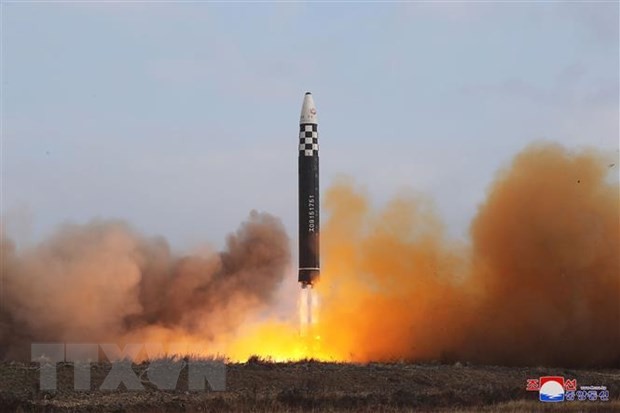 Vụ phóng tên lửa đạn đạo xuyên lục địa (ICBM) "Hwasong Gun 17" của Triều Tiên ngày 18/11/2022. ( Ảnh: AFP/TTXVN)
