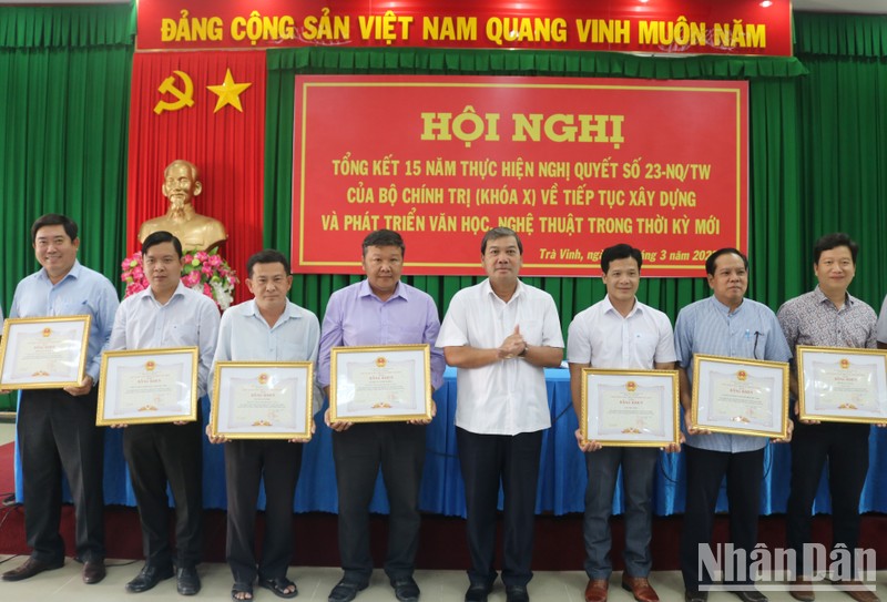 Đại diện các tập thể có thành tích xuất sắc trong hoạt động văn học, nghệ thuật nhận Bằng khen của Ủy ban nhân dân tỉnh Trà Vinh.