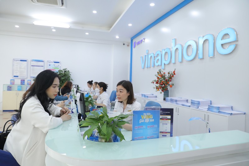 Các điểm giao dịch của VinaPhone sẽ mở cửa phục vụ tới 21 giờ hằng ngày để phục vụ khách hàng chuẩn hóa thông tin thuê bao.