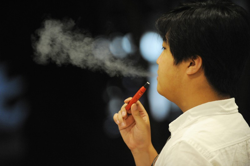 Tỷ lệ người trưởng thành ở Việt Nam hút thuốc lá vẫn còn cao.