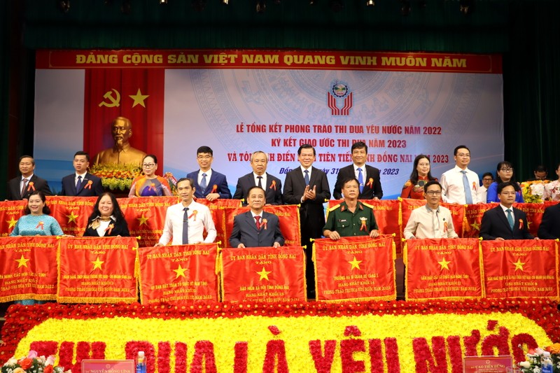 Bí thư Tỉnh ủy Đồng Nai Nguyễn Hồng Lĩnh trao tặng Cờ thi đua cho các đơn vị có thành tích xuất sắc.
