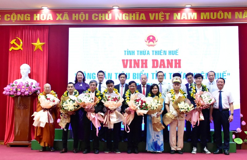 Lãnh đạo tỉnh Thừa Thiên Huế tặng hoa, chụp ảnh lưu niệm với các công dân tiêu biểu được vinh danh.
