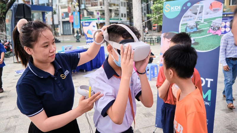 Học sinh trải nghiệm kính thực tế ảo tại ngày hội.