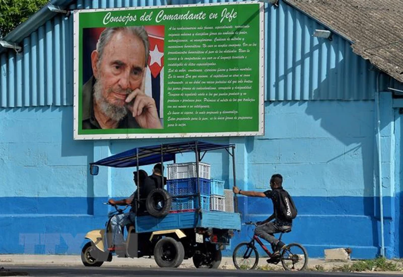 Hình ảnh lãnh tụ Fidel Castro trên đường phố Habana, Cuba. (Ảnh: AFP/TTXVN)