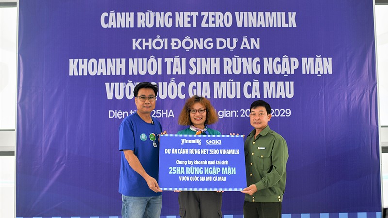 Ông Lê Hoàng Minh (bên trái) đại diện Vinamilk và bà Đỗ Thị Thanh Huyền đại diện Gaia trao tượng trưng bảng 25ha rừng ngập mặn thuộc dự án “Cánh rừng Net Zero Vinamilk” cho đại diện Vườn Quốc gia Mũi Cà Mau.