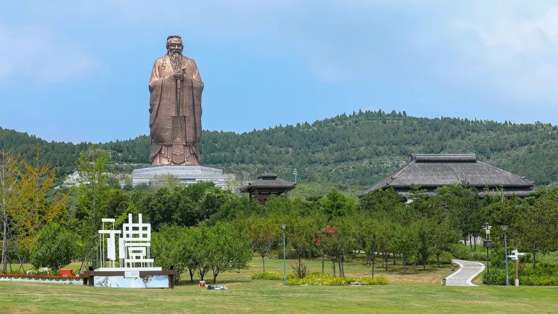 Công trình tôn vinh Khổng Tử và văn hóa truyền thống tại thành phố Tế Ninh, Trung Quốc.