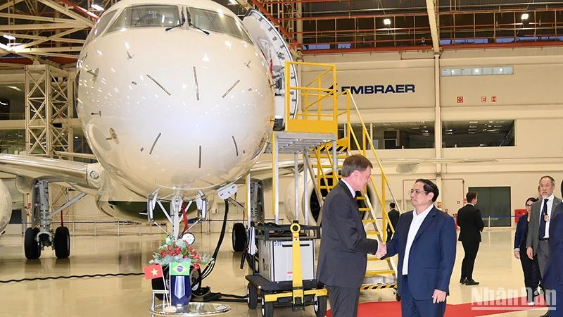 Chủ tịch kiêm Tổng Giám đốc Tập đoàn Embraer Francisco Gomes Neto đón Thủ tướng Phạm Minh Chính tới thăm, làm việc với Tập đoàn.