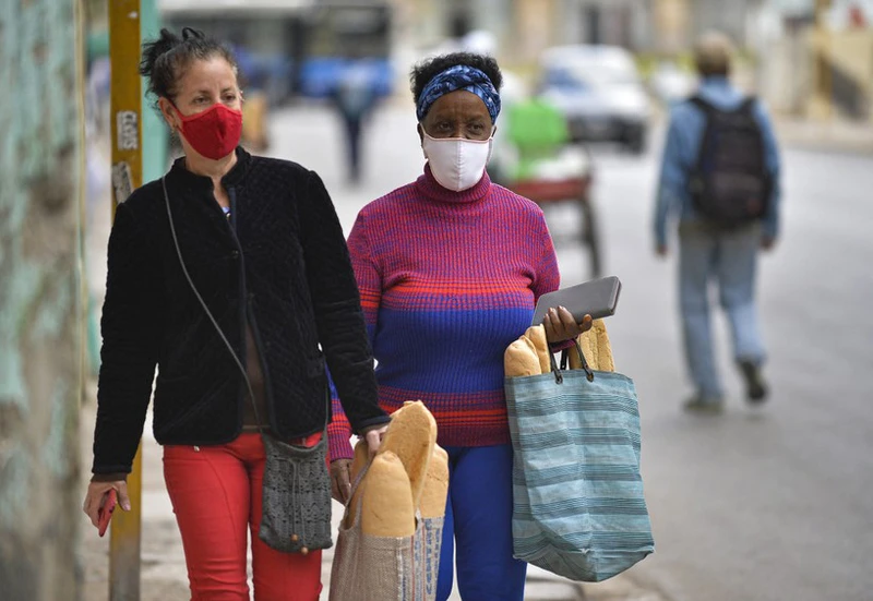 Người dân mua sắm tại Havana, Cuba ngày 2/2/2021. (Ảnh: AFP/TTXVN)