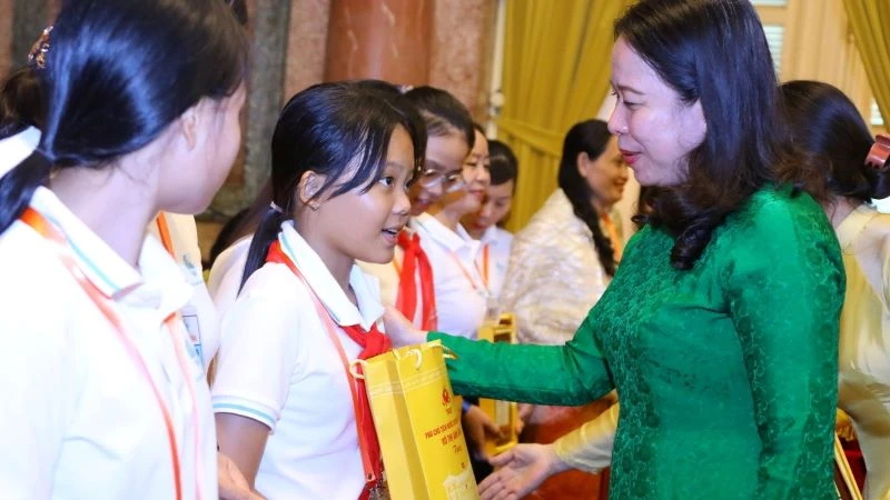 Phó Chủ tịch nước trao quà tặng các trẻ em tham dự Trại hè "Hoa hướng dương". 