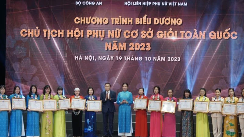 Tôn vinh Chủ tịch Hội Phụ nữ cơ sở giỏi toàn quốc năm 2023. 
