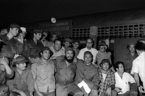 Lãnh tụ Fidel Castro, Thủ tướng Chính phủ Cách mạng Cuba, Bí thư Thứ nhất Ban Chấp hành Trung ương Đảng Cộng sản Cuba cùng Đoàn đại biểu Đảng và Chính phủ Cách mạng Cuba chụp ảnh kỷ niệm bên đồn An ninh nhân dân Bến Hải, địa cầu của miền nam trong chuyến đến thăm Vùng giải phóng miền nam Việt Nam, ngày 15/9/1973.
