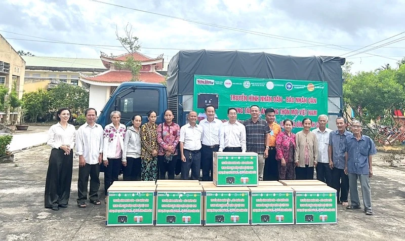 Đại diện Trung tâm phát triển dự án nông thôn mới Việt Nam - Chi nhánh Công ty TNHH Nanomic trao tặng máy lọc nước cho một số địa phương.
