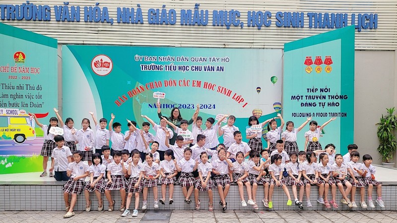 Học sinh Trường tiểu học Chu Văn An (Tây Hồ, Hà Nội) đến trường nhận lớp học.