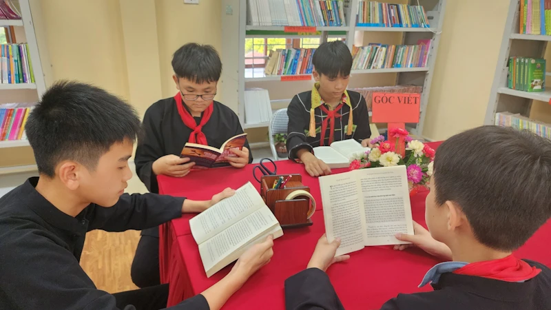 Học sinh Trường phổ thông dân tộc bán trú trung học cơ sở xã Thanh Lòa, huyện Cao Lộc, tỉnh Lạng Sơn trong giờ đọc sách tại thư viện. 