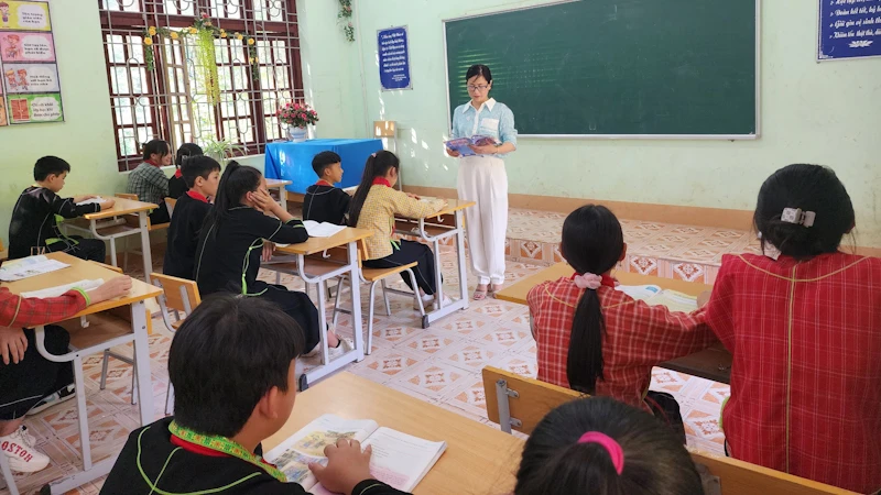 Giờ học của học sinh Trường phổ thông dân tộc bán trú trung học cơ sở xã Thanh Lòa (Cao Lộc, Lạng Sơn).