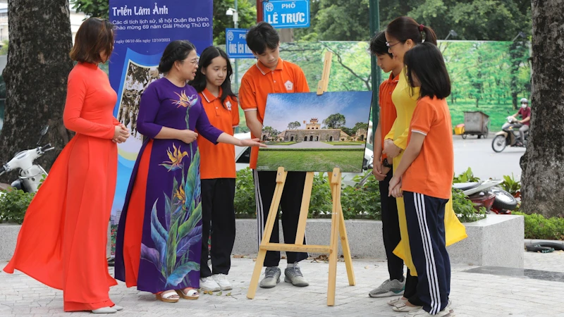 Học sinh Trường trung học cơ sở Nguyễn Trãi, Ba Đình, Hà Nội được bồi đắp kiến thức lịch sử thông qua triển lãm ảnh.
