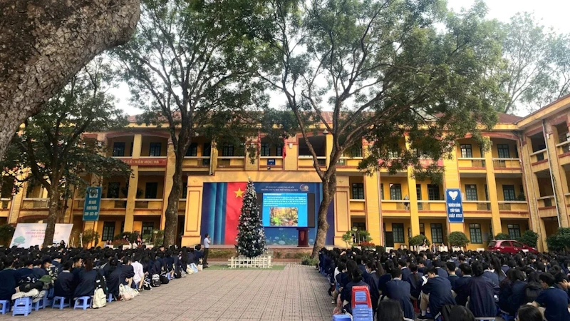 Trường trung học phổ thông Đa Phúc, huyện Sóc Sơn, Hà Nội nơi xảy ra vụ việc học sinh bị kéo lê ở cửa lớp.