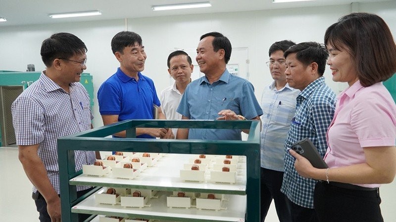 Lãnh đạo tỉnh Quảng Trị và lãnh đạo nhà máy vui mừng trước những sản phẩm điện tử đầu tiên vừa được sản xuất.