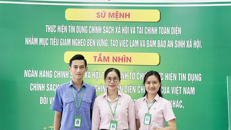 Các cán bộ, nhân viên Phòng Giao dịch Ngân hàng Chính sách xã huyện huyện Vĩnh Linh trực tiếp giúp bà H. thoát khỏi lừa đảo.