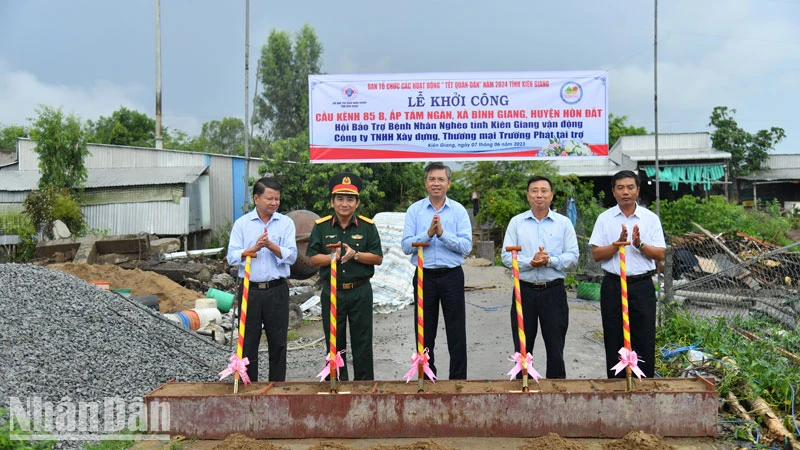 Nghi thức khởi công cầu Kênh 85B ở ấp Tám Ngàn, xã Bình Giang, huyện Hòn Đất.