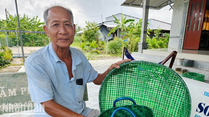 Ông Nguyễn Văn Lẹ đan dây nhựa buộc gạch thành nhiều vật dụng hữu ích. 