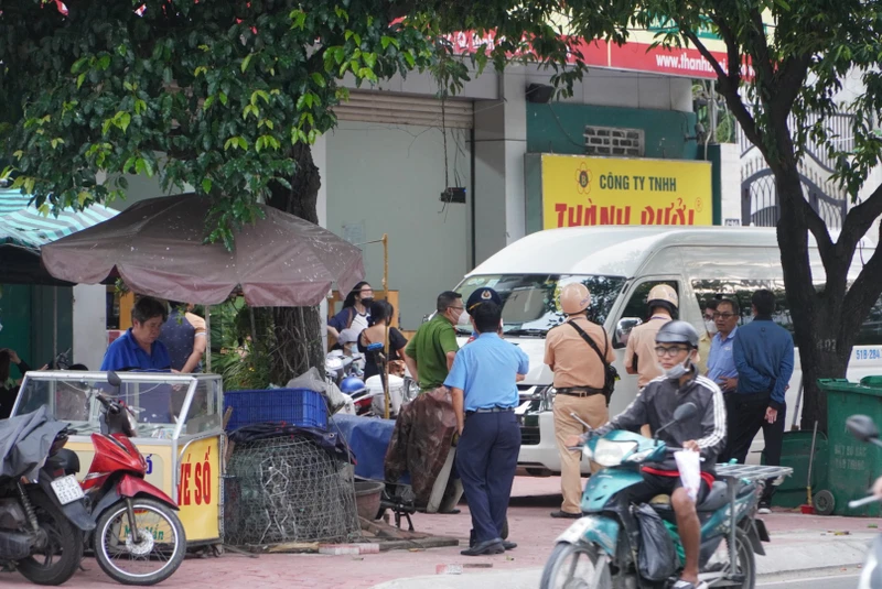 Cơ quan chức năng và lực lượng Công an kiểm tra Văn phòng Công ty Thành Bưởi (quận Bình Thạnh) ngày 26/10.