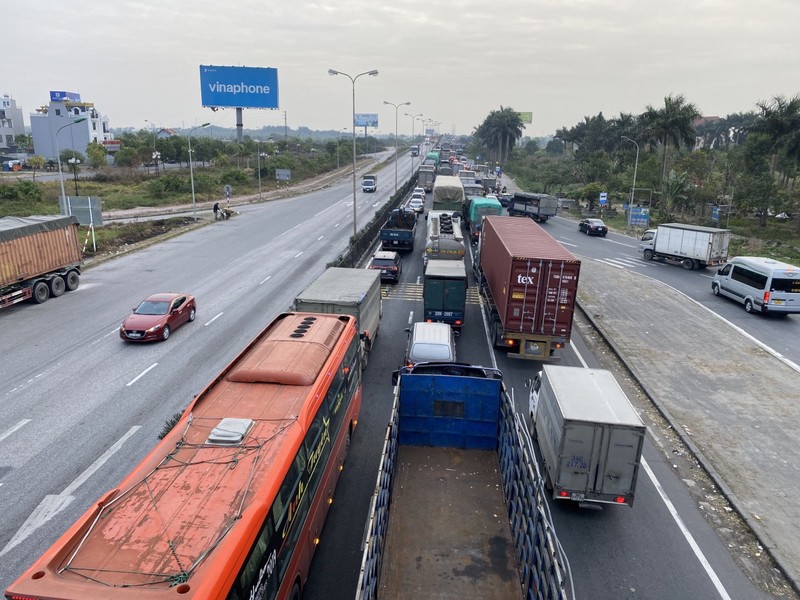 Do thi công sửa chữa mặt cầu Phú Lương kéo dài nên một đoạn quốc lộ 5A qua thành phố Hải Dương thường xuyên ùn tắc.