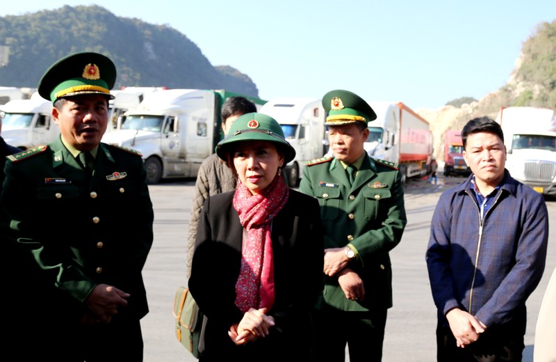 Lãnh đạo tỉnh Lạng Sơn cùng đại diện lãnh đạo các ngành chức năng ở cửa khẩu kiểm tra thực tế hoạt động xuất, nhập khẩu hàng hóa tại cửa khẩu phụ Tân Thanh. (Ảnh: Văn Lãng).