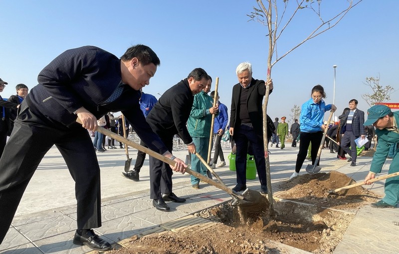 Các đồng chí lãnh đạo tỉnh Hải Dương trồng cây tại lễ phát động Tết trồng cây mùa xuân đời đời nhớ ơn Bác Hồ.