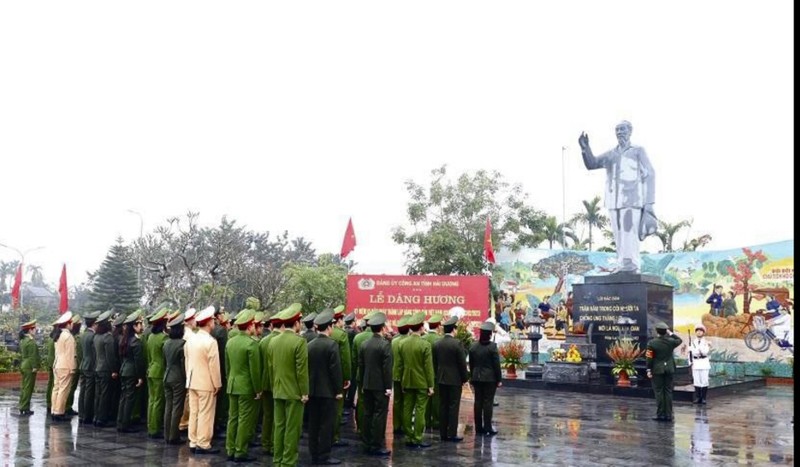 Đảng bộ Công an tỉnh Hải Dương dâng hương trước anh linh Chủ tịch Hồ Chí Minh.