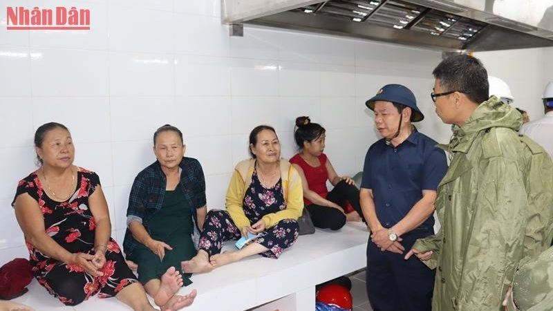 Chủ tịch Ủy ban nhân dân tỉnh Đặng Văn Minh động viên bà con vào trú tránh bão tại ký túc xá Khu liên hợp sản xuất gang thép Hòa Phát Dung Quất.