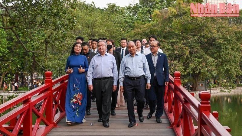 Chủ tịch nước Nguyễn Xuân Phúc và Tổng Thư ký Liên hợp quốc António Guterres đi qua cầu Thê Húc vào Đền Ngọc Sơn. (Ảnh: DUY LINH)