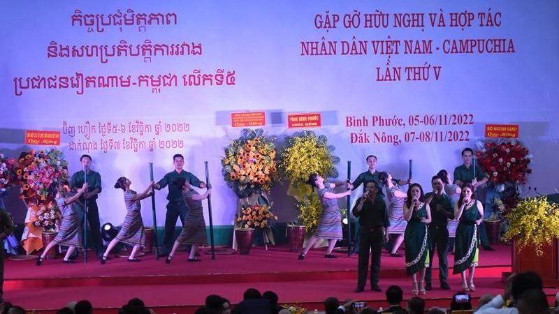 Biểu diễn văn nghệ tại chương trình “Gặp gỡ hữu nghị và hợp tác nhân dân Việt Nam-Campuchia lần thứ 5”.