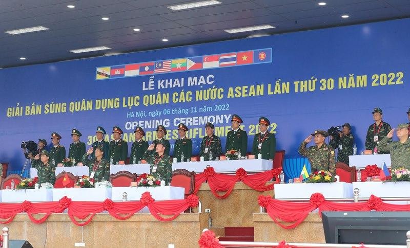Đại biểu các nước ASEAN tham dự Lễ khai mạc giải bắn súng quân dụng Lục quân các nước ASEAN lần thứ 30. 