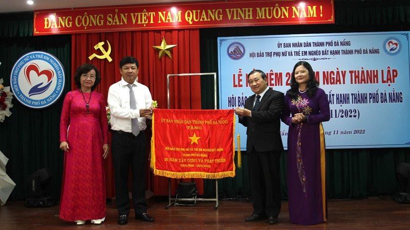 Tặng Cờ ghi nhận cho Hội Bảo trợ Phụ nữ và Trẻ em nghèo bất hạnh thành phố Đà Nẵng.