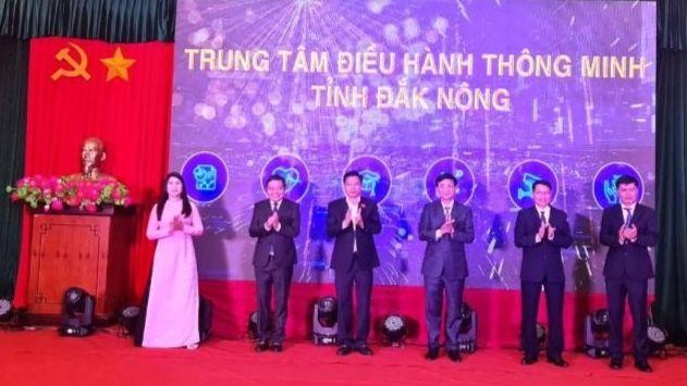 Lãnh đạo tỉnh Đắk Nông và các đại biểu tham dự khai trương Trung tâm Giám sát điều hành đô thị thông minh Đắk Nông.