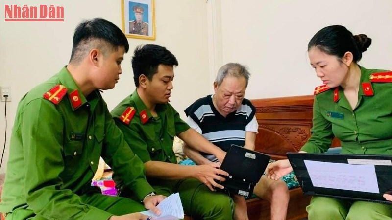 Lực lượng đoàn viên, thanh niên Công an tỉnh Thái Bình xuống tận nhà dân làm thủ tục cấp căn cước công dân gắn chip điện tử và hướng dẫn kích hoạt tài khoản định danh cá nhân. 