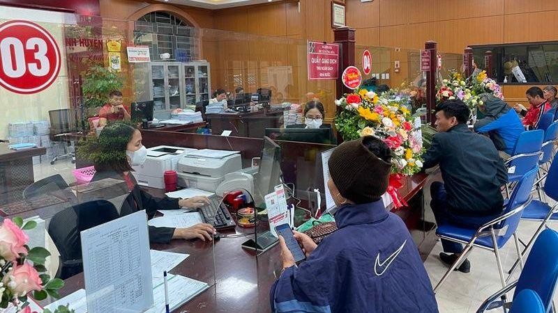 Giao dịch khách hàng tại Agribank chi nhánh huyện Ứng Hòa.