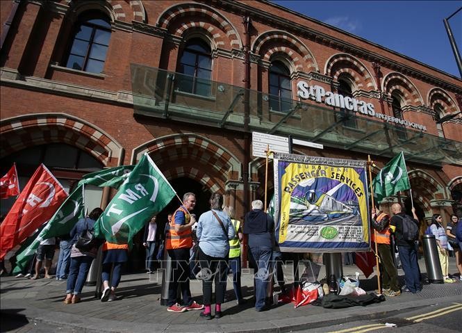 Các thành viên Liên đoàn công nhân đường sắt, hàng hải và vận tải quốc gia (RMT) Anh đình công bên ngoài nhà ga quốc tế St Pancras ở trung tâm London, Anh. (Ảnh tư liệu: AFP/TTXVN)