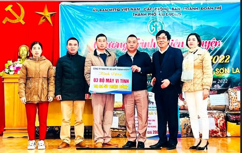 Chương trình “Đông ấm vùng cao” trao 3 bộ máy tính tặng các điểm trường ở xã Hua Nhàn, huyện Bắc Yên, tỉnh Sơn La.